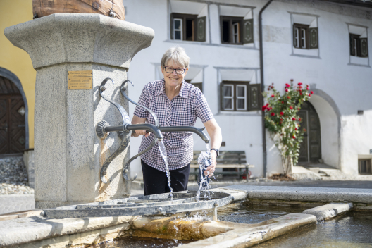 Frisches Mineralwasser aus dem Dorfbrunnen.