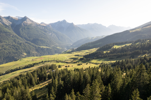Sicht auf die Unterengadiner Berglandschaft von Tschlin aus Sicht auf die Unterengadiner Berglandschaft von Tschlin aus