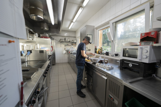Reto bereitet das Frühstück für die Gäste vor