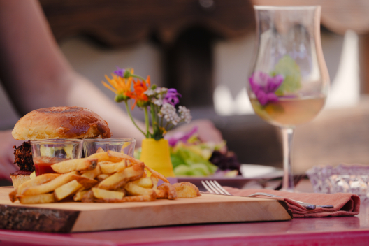 Vegetarischer Hamburger im Café Ajüz Vegetarischer Hamburger im Café Ajüz