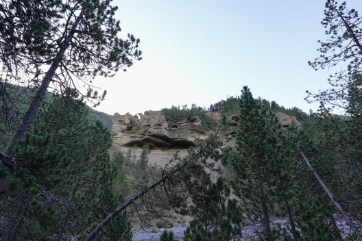 Markante Felsformation «Hexenkopf» im Val Mingèr.