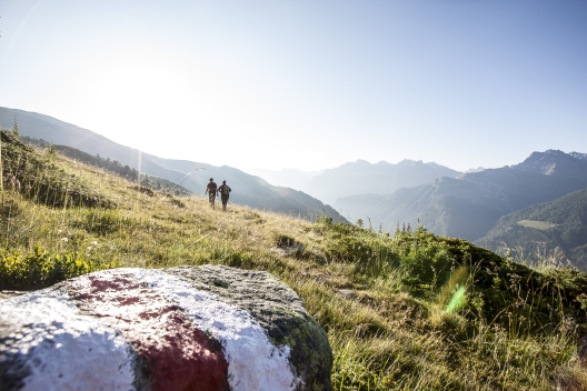 Wanderin im Engadin auf der Via Engiadina.