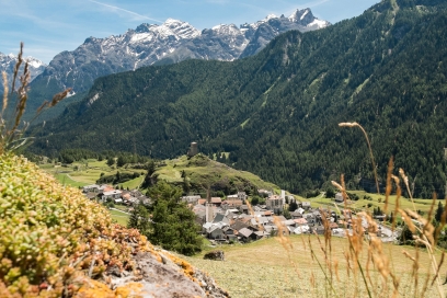 Das Dorf Ardez, Unterengadin, im Sommer Das Dorf Ardez, Unterengadin, im Sommer