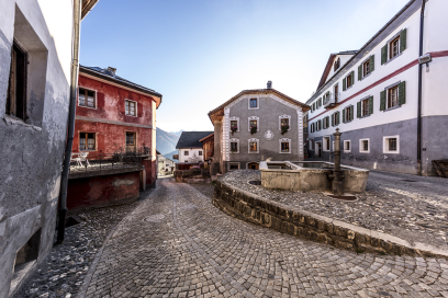 Das charmante Dorf Tschlin im Engadin im Sommer Das charmante Dorf Tschlin im Engadin im Sommer