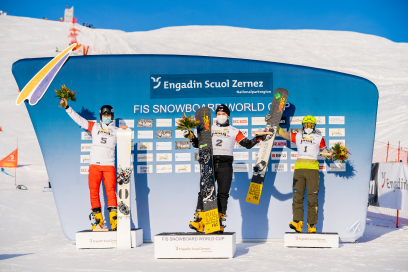 Das Männer-Podest am FIS Snowboard Alpin Weltcup in Scuol 2021