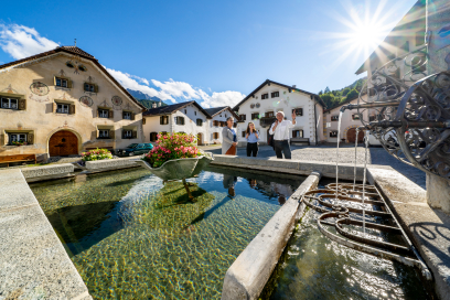 Aus dem Dorfbrunnen Bügl Grond in Scuol fliesst natürliches Mineralwasser. Aus dem Dorfbrunnen Bügl Grond in Scuol fliesst natürliches Mineralwasser.
