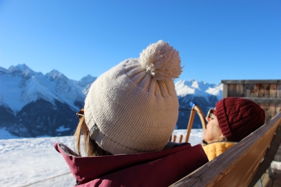Auf einem Bänkli mit Blick auf die Engadiner Bergwelt. Auf einem Bänkli mit Blick auf die Engadiner Bergwelt.