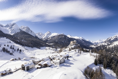 Engadiner Dorf Tarasp mit seinem Schloss im Winter