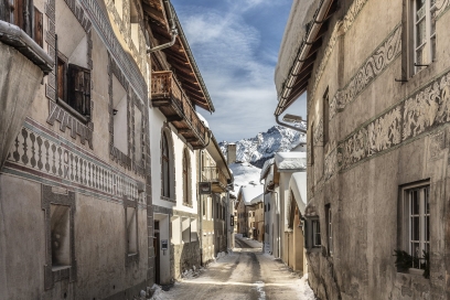 Engadinder Dorf Ardez im Winter 