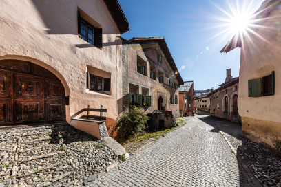 Die malerischen Gassen von Guarda laden zum Verweilen ein.