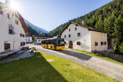 Mit dem Postauto nach S-charl. Bild: Dominik Täuber.