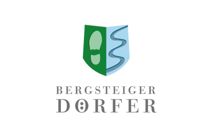 Logo der Bergsteigerdörfer mit geteiltem Wappen in Grün und Blau sowie grauem Schriftzug
