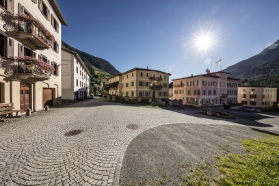 Italienisches Flair im Engadin. Der Dorfplatz in Lavin. Italienisches Flair im Engadin. Der Dorfplatz in Lavin.