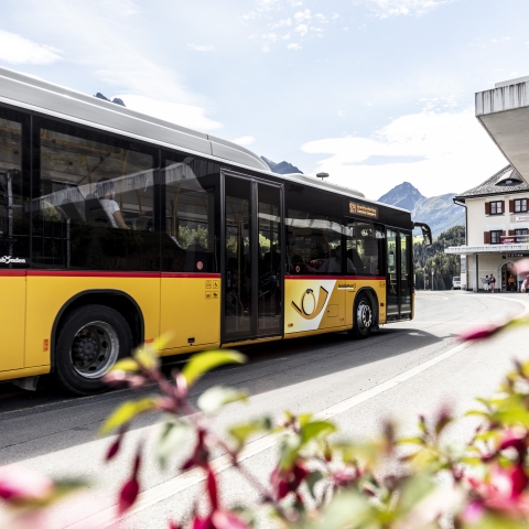 PostAuto am Bahnhof Scuol-Tarasp im Unterengadin