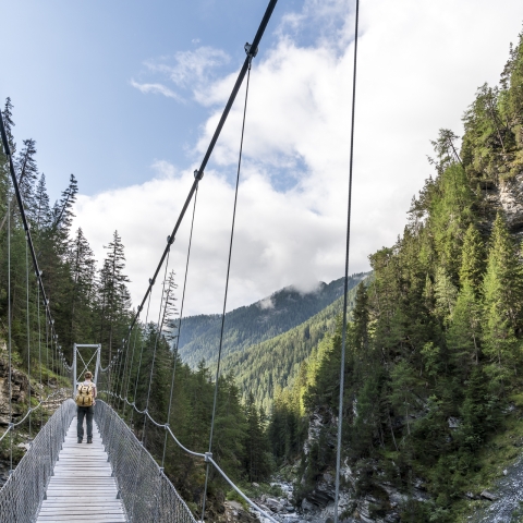 Wanderung auf dem Hängebrückenweg im Val Sinestra im Unterengadin