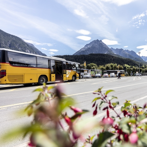 PostAuto am Bahnhof Scuol-Tarasp im Engadin