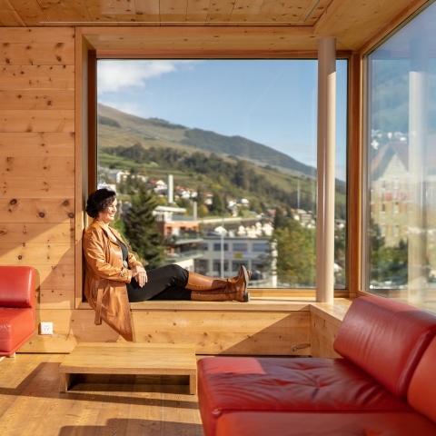 Architektin Marisa Feuerstein in der Jugendherberge Scuol, Schweiz. Bild: Dominik Täuber.