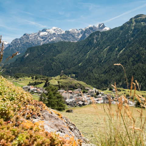 Das Dorf Ardez, Unterengadin, im Sommer Das Dorf Ardez, Unterengadin, im Sommer