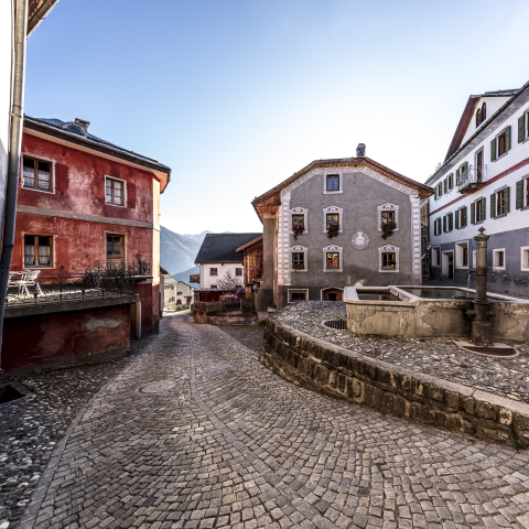 Das charmante Dorf Tschlin im Engadin im Sommer