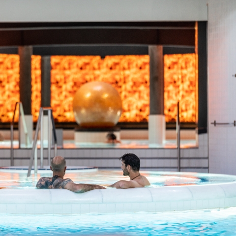 Im Whirlpool im Bogn Engiadina mit Blick aufs Solebecken.