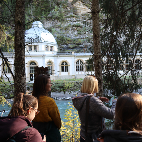 Auf der geführten Mineralwasserwanderung vor der Trinkhalle Büvetta Tarasp.