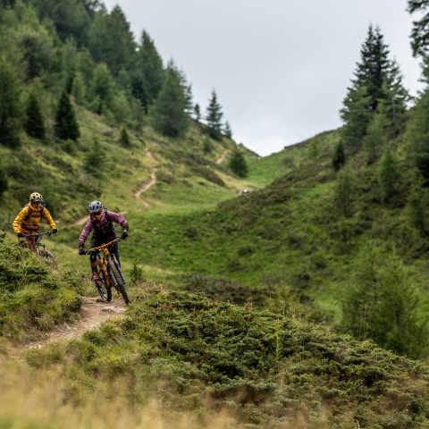 Rasante Bike-Abfahrt von Motta Naluns im Engadin, Schweiz.