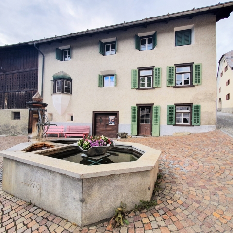 Dorfbrunnen Bagnera mit Mineralwasser der Sotsass-Quelle – Ferienregion Engadin Scuol Zernez Dorfbrunnen Bagnera mit Mineralwasser der Sotsass-Quelle – Ferienregion Engadin Scuol Zernez