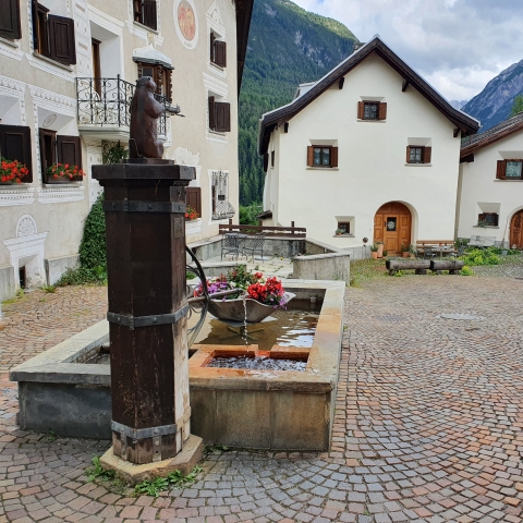 Dorfbrunnen Plazzetta mit Mineralwasser der Sotsass-Quelle – Ferienregion Engadin Scuol Zernez Dorfbrunnen Plazzetta mit Mineralwasser der Sotsass-Quelle – Ferienregion Engadin Scuol Zernez
