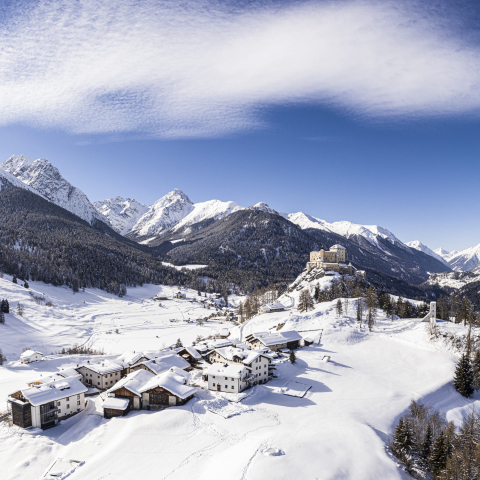 Engadiner Dorf Tarasp mit seinem Schloss im Winter Engadiner Dorf Tarasp mit seinem Schloss im Winter