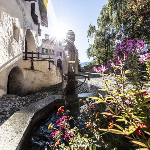 Engadiner Dorf Guarda, Brunnenbild Sommer © Andrea Badrutt