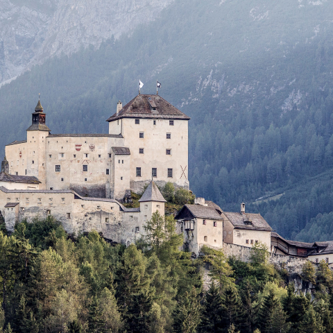 Schloss Tarasp im Sommer Schloss Tarasp im Sommer