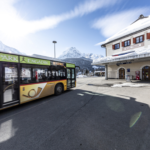 Postauto am Bahnhof von Scuol-Tarasp.