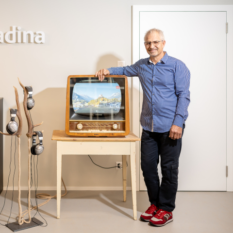 René Fritschi mit einem digitalisierten Röhrenfernseher. Bild: Dominik Täuber.
