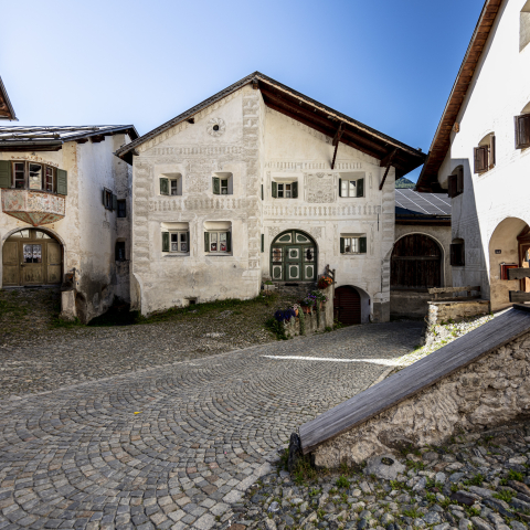 Führung durch das Schellen-Ursli Dorf Guarda.
