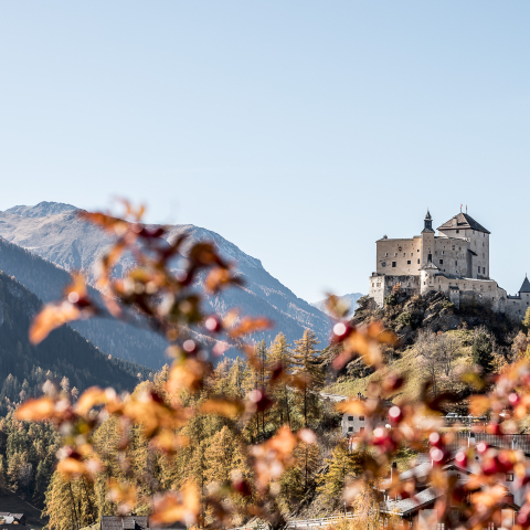 Schloss Tarasp im Herbst.