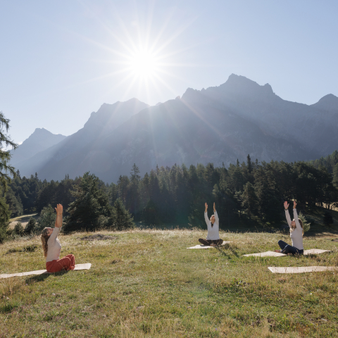 Sonnenaufgangsyoga am Lai Nairs: Gesundheitswälder im Engadin