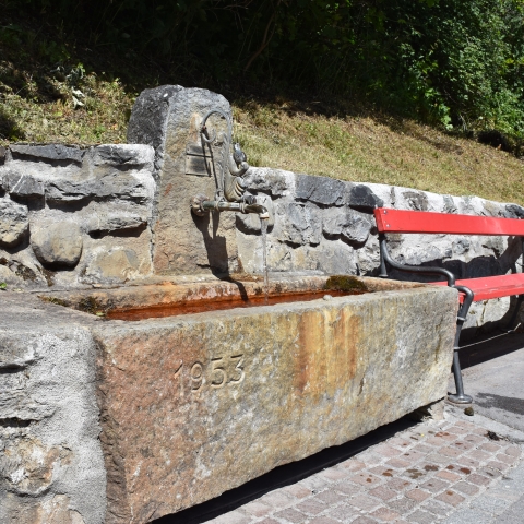 Eichhörnchen-Brunnen in Scuol mit Mineralwasser der Clozza-Quelle – Bügl da Squilat – Daniel Steinacher Eichhörnchen-Brunnen in Scuol mit Mineralwasser der Clozza-Quelle – Bügl da Squilat – Daniel Steinacher