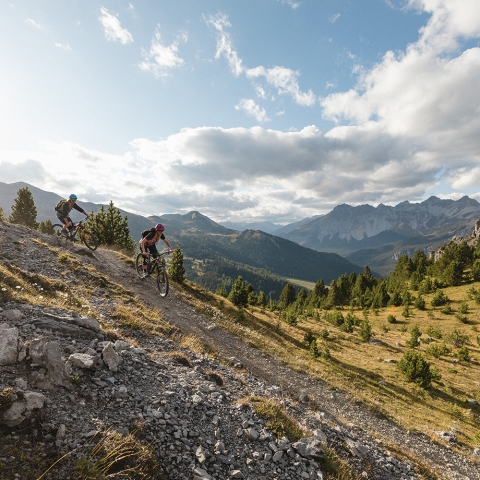 Auf den puren alpinen Trails in Engadin Samnaun Val Müstair unterwegs. Auf den puren alpinen Trails in Engadin Samnaun Val Müstair unterwegs.