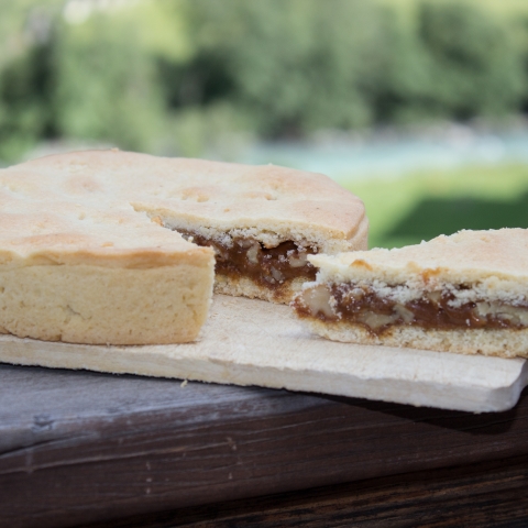Eine Nusstorte der Bäckerei Konditorei Giacometti in Lavin. Eine Nusstorte der Bäckerei Konditorei Giacometti in Lavin.