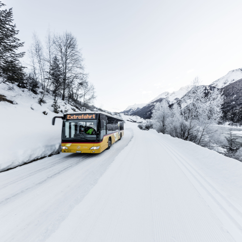 Extrafahrt des PostAutos in der Ferienregion Engadin Scuol Zernez im Winter