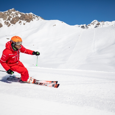 Cla Neuhaus auf einer der Pisten im Skigebiet Scuol, Schweiz.