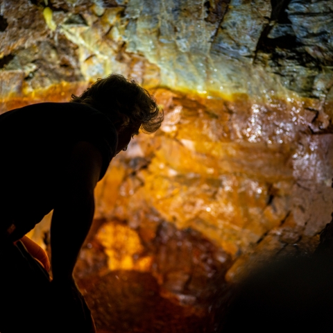 Johannes Studer kontrolliert die Sotsass-Quelle. Bild: Dominik Täuber.