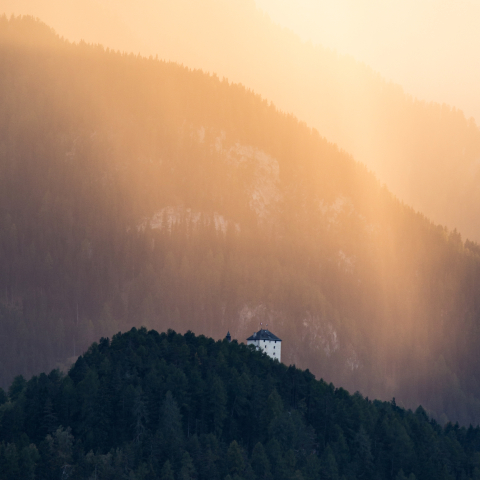 Das Schloss Tarasp. gut versteckt, in einer besonderen Lichtstimmung. Bild: Dominik Täuber. Das Schloss Tarasp. gut versteckt, in einer besonderen Lichtstimmung. Bild: Dominik Täuber.