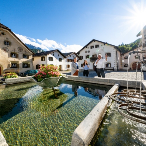 Bei der Dorfführung in Scuol. Bild: Dominik Täuber. Bei der Dorfführung in Scuol. Bild: Dominik Täuber.