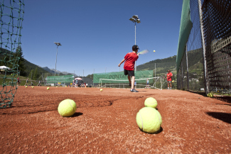 Tennis spielen auf dem Tennisplatz Gurlaina Scuol im Engadin Tennis spielen auf dem Tennisplatz Gurlaina Scuol im Engadin