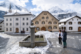 Auf dem Dorfplatz Bügl Grond in Scuol. Auf dem Dorfplatz Bügl Grond in Scuol.