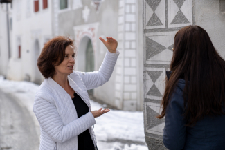 Marisa Feuerstein erklärt die Besonderheiten der ursprünglichen Engadiner Bauweise. Marisa Feuerstein erklärt die Besonderheiten der ursprünglichen Engadiner Bauweise.