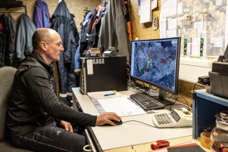 Am Computer kann Andri die produzierte Schneemenge auswerten. Am Computer kann Andri die produzierte Schneemenge auswerten.