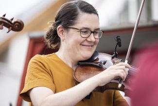Madlaina Janett spielt Bratsche. Madlaina Janett spielt Bratsche.