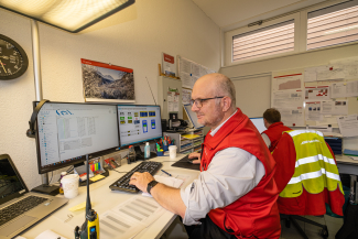 Simon Rohner bei der Büroarbeit
